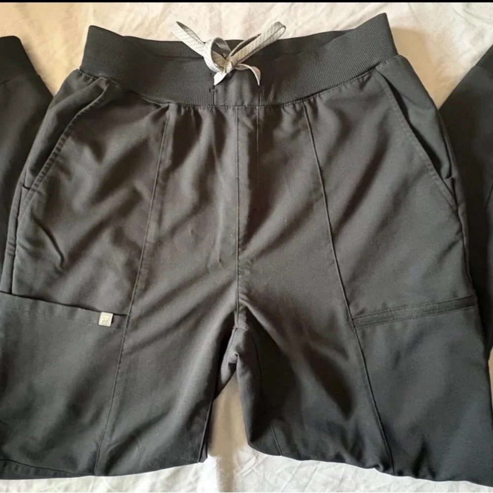 Fabletics Scrub Set - Picture 3 of 6